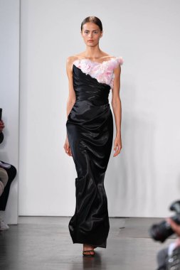 NEW YORK - 10 Eylül 2019 'da New York Moda Haftası sırasında Pamella Roland' da bir model podyumda yürür..