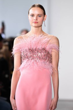 NEW YORK - 10 Eylül 2019 'da New York Moda Haftası sırasında Pamella Roland' da bir model podyumda yürür..