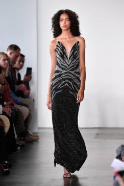 NEW YORK - 10 Eylül 2019 'da New York Moda Haftası sırasında Pamella Roland' da bir model podyumda yürür..