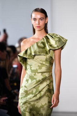 NEW YORK - 10 Eylül 2019 'da New York Moda Haftası sırasında Pamella Roland' da bir model podyumda yürür..