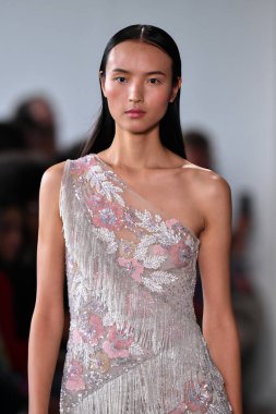 NEW YORK - 10 Eylül 2019 'da New York Moda Haftası sırasında Pamella Roland' da bir model podyumda yürür..
