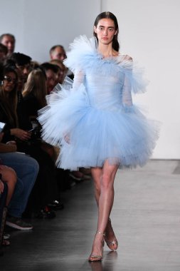 NEW YORK - 10 Eylül 2019 'da New York Moda Haftası sırasında Pamella Roland' da bir model podyumda yürür..