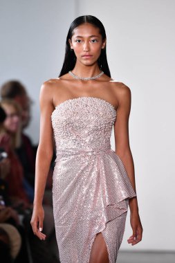 NEW YORK - 10 Eylül 2019 'da New York Moda Haftası sırasında Pamella Roland' da bir model podyumda yürür..