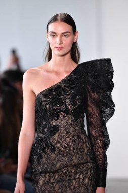 NEW YORK - 10 Eylül 2019 'da New York Moda Haftası sırasında Pamella Roland' da bir model podyumda yürür..