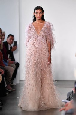 NEW YORK - 10 Eylül 2019 'da New York Moda Haftası sırasında Pamella Roland' da bir model podyumda yürür..