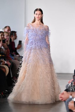 NEW YORK - 10 Eylül 2019 'da New York Moda Haftası sırasında Pamella Roland' da bir model podyumda yürür..