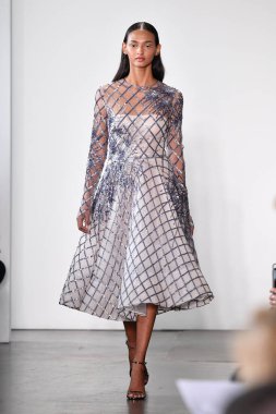 NEW YORK - 10 Eylül 2019 'da New York Moda Haftası sırasında Pamella Roland' da bir model podyumda yürür..