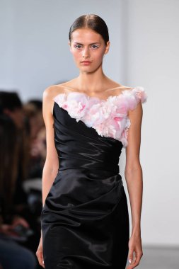 NEW YORK - 10 Eylül 2019 'da New York Moda Haftası sırasında Pamella Roland' da bir model podyumda yürür..