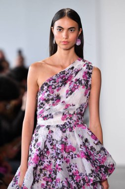NEW YORK - 10 Eylül 2019 'da New York Moda Haftası sırasında Pamella Roland' da bir model podyumda yürür..