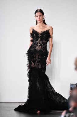 NEW YORK - 10 Eylül 2019 'da New York Moda Haftası sırasında Pamella Roland' da bir model podyumda yürür..