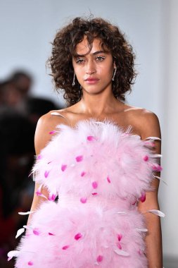 NEW YORK - 10 Eylül 2019 'da New York Moda Haftası sırasında Pamella Roland' da bir model podyumda yürür..
