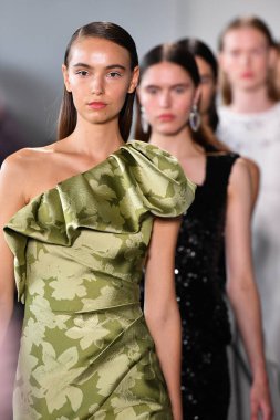 NEW YORK, New York Moda Haftası sırasında 10 Eylül 2019 'da New York' ta Pamella Roland 'da podyum finalinde yürüyen mankenler görülüyor..