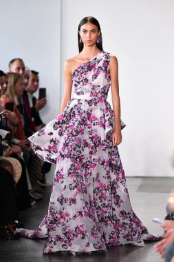 NEW YORK - 10 Eylül 2019 'da New York Moda Haftası sırasında Pamella Roland' da bir model podyumda yürür..