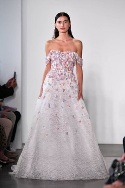 NEW YORK - 10 Eylül 2019 'da New York Moda Haftası sırasında Pamella Roland' da bir model podyumda yürür..