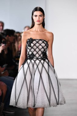 NEW YORK - 10 Eylül 2019 'da New York Moda Haftası sırasında Pamella Roland' da bir model podyumda yürür..