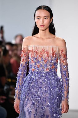 NEW YORK - 10 Eylül 2019 'da New York Moda Haftası sırasında Pamella Roland' da bir model podyumda yürür..