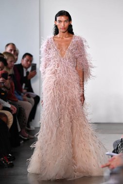 NEW YORK - 10 Eylül 2019 'da New York Moda Haftası sırasında Pamella Roland' da bir model podyumda yürür..