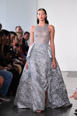 NEW YORK - 10 Eylül 2019 'da New York Moda Haftası sırasında Pamella Roland' da bir model podyumda yürür..