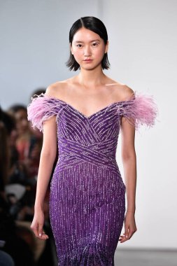 NEW YORK - 10 Eylül 2019 'da New York Moda Haftası sırasında Pamella Roland' da bir model podyumda yürür..