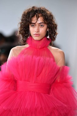 NEW YORK - 10 Eylül 2019 'da New York Moda Haftası sırasında Pamella Roland' da bir model podyumda yürür..