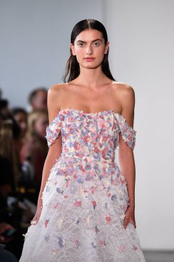 NEW YORK - 10 Eylül 2019 'da New York Moda Haftası sırasında Pamella Roland' da bir model podyumda yürür..