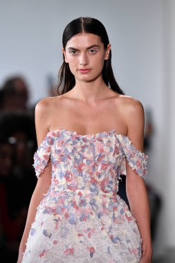 NEW YORK - 10 Eylül 2019 'da New York Moda Haftası sırasında Pamella Roland' da bir model podyumda yürür..