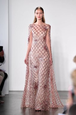 NEW YORK - 10 Eylül 2019 'da New York Moda Haftası sırasında Pamella Roland' da bir model podyumda yürür..