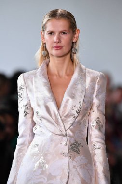 NEW YORK - 10 Eylül 2019 'da New York Moda Haftası sırasında Pamella Roland' da bir model podyumda yürür..