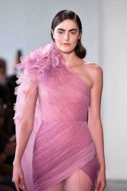 NEW YORK - 10 Eylül 2019 'da New York Moda Haftası sırasında Pamella Roland' da bir model podyumda yürür..