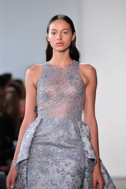 NEW YORK - 10 Eylül 2019 'da New York Moda Haftası sırasında Pamella Roland' da bir model podyumda yürür..