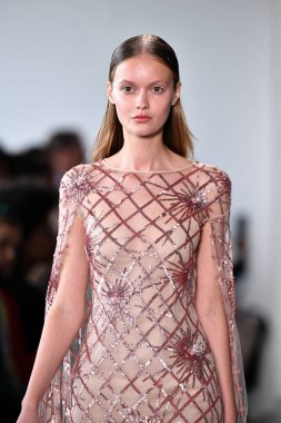 NEW YORK - 10 Eylül 2019 'da New York Moda Haftası sırasında Pamella Roland' da bir model podyumda yürür..