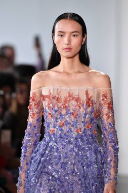 NEW YORK - 10 Eylül 2019 'da New York Moda Haftası sırasında Pamella Roland' da bir model podyumda yürür..