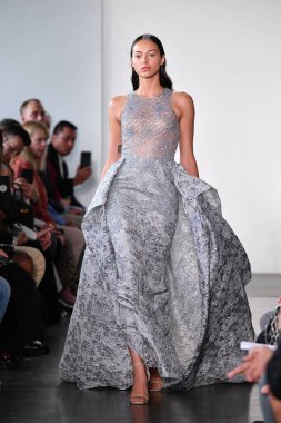 NEW YORK - 10 Eylül 2019 'da New York Moda Haftası sırasında Pamella Roland' da bir model podyumda yürür..