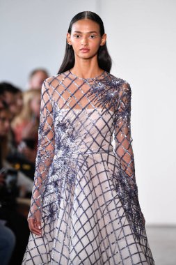 NEW YORK - 10 Eylül 2019 'da New York Moda Haftası sırasında Pamella Roland' da bir model podyumda yürür..