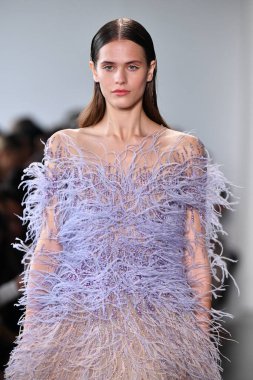 NEW YORK - 10 Eylül 2019 'da New York Moda Haftası sırasında Pamella Roland' da bir model podyumda yürür..