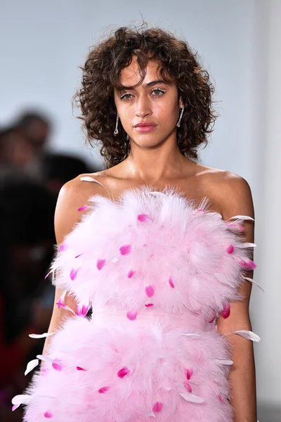 NEW YORK - 10 Eylül 2019 'da New York Moda Haftası sırasında Pamella Roland' da bir model podyumda yürür..