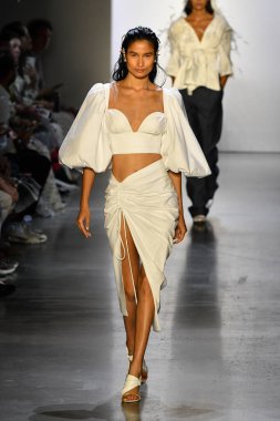 New York Moda Haftası 'nda Prabal Gurung' un podyumunda bir model yürüyor: İlkbahar Stüdyoları Galerisi 1 'de gösteriler 8 Eylül 2019' da New York 'ta. 