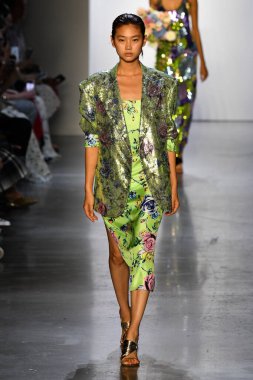 New York Moda Haftası 'nda Prabal Gurung' un podyumunda bir model yürüyor: İlkbahar Stüdyoları Galerisi 1 'de gösteriler 8 Eylül 2019' da New York 'ta. 