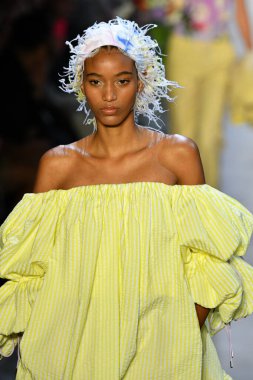 New York Moda Haftası 'nda Prabal Gurung' un podyumunda bir model yürüyor: İlkbahar Stüdyoları Galerisi 1 'de gösteriler 8 Eylül 2019' da New York 'ta. 