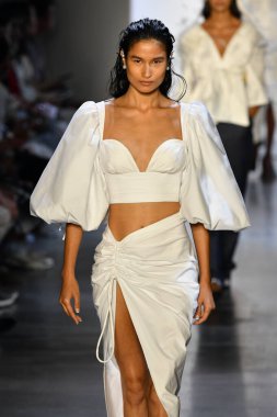 New York Moda Haftası 'nda Prabal Gurung' un podyumunda bir model yürüyor: İlkbahar Stüdyoları Galerisi 1 'de gösteriler 8 Eylül 2019' da New York 'ta. 