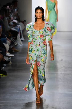 New York Moda Haftası 'nda Prabal Gurung' un podyumunda bir model yürüyor: İlkbahar Stüdyoları Galerisi 1 'de gösteriler 8 Eylül 2019' da New York 'ta. 