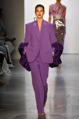 New York Moda Haftası 'nda Prabal Gurung' un podyumunda bir model yürüyor: İlkbahar Stüdyoları Galerisi 1 'de gösteriler 8 Eylül 2019' da New York 'ta. 