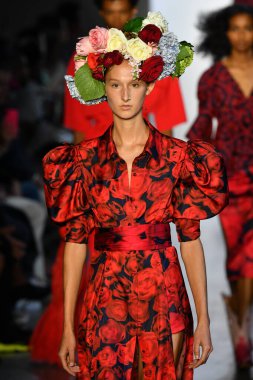 New York Moda Haftası 'nda Prabal Gurung' un podyumunda bir model yürüyor: İlkbahar Stüdyoları Galerisi 1 'de gösteriler 8 Eylül 2019' da New York 'ta. 