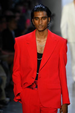 New York Moda Haftası 'nda Prabal Gurung' un podyumunda bir model yürüyor: İlkbahar Stüdyoları Galerisi 1 'de gösteriler 8 Eylül 2019' da New York 'ta. 