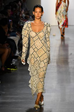 New York Moda Haftası 'nda Prabal Gurung' un podyumunda bir model yürüyor: İlkbahar Stüdyoları Galerisi 1 'de gösteriler 8 Eylül 2019' da New York 'ta. 