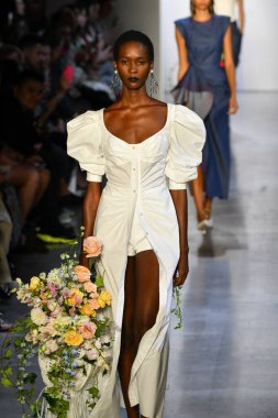 New York Moda Haftası 'nda Prabal Gurung' un podyumunda bir model yürüyor: İlkbahar Stüdyoları Galerisi 1 'de gösteriler 8 Eylül 2019' da New York 'ta. 