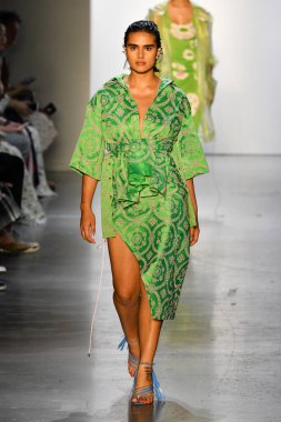 New York Moda Haftası 'nda Prabal Gurung' un podyumunda bir model yürüyor: İlkbahar Stüdyoları Galerisi 1 'de gösteriler 8 Eylül 2019' da New York 'ta. 