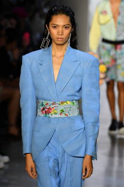 New York Moda Haftası 'nda Prabal Gurung' un podyumunda bir model yürüyor: İlkbahar Stüdyoları Galerisi 1 'de gösteriler 8 Eylül 2019' da New York 'ta. 