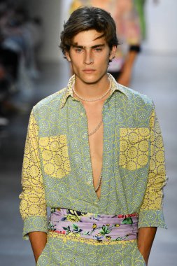 New York Moda Haftası 'nda Prabal Gurung' un podyumunda bir model yürüyor: İlkbahar Stüdyoları Galerisi 1 'de gösteriler 8 Eylül 2019' da New York 'ta. 