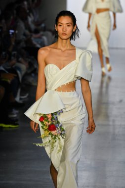 New York Moda Haftası 'nda Prabal Gurung' un podyumunda bir model yürüyor: İlkbahar Stüdyoları Galerisi 1 'de gösteriler 8 Eylül 2019' da New York 'ta. 